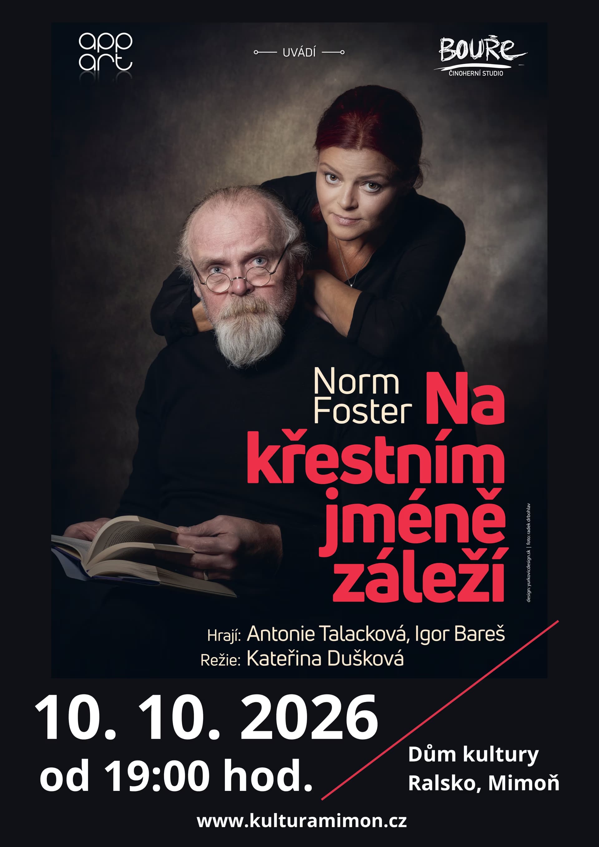 Ein Theaterplakat mit zwei Schauspielern und dem Titel des Stücks Na křestním jméně záleží.