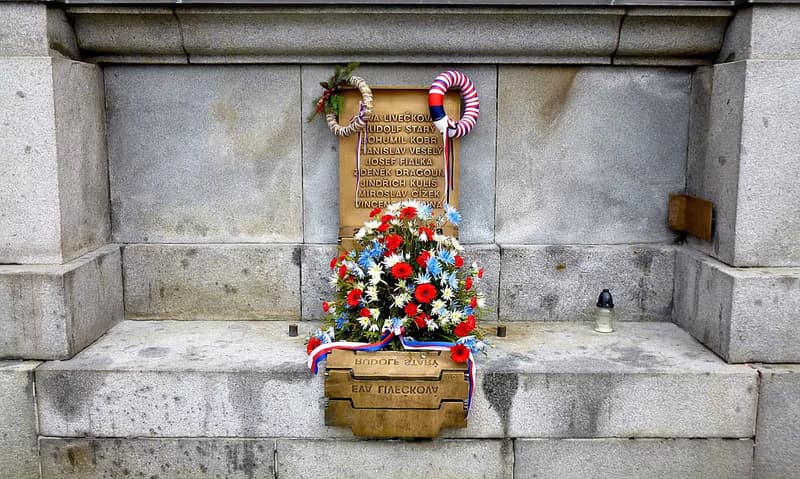 Commemorative gathering with wreath-laying