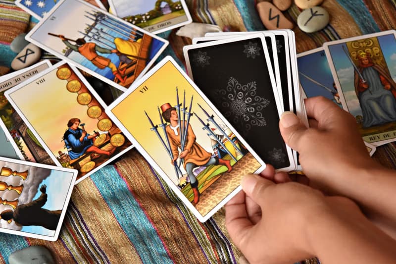 Wróżby z kart Tarota / Astrologia / rysunek automatyczny