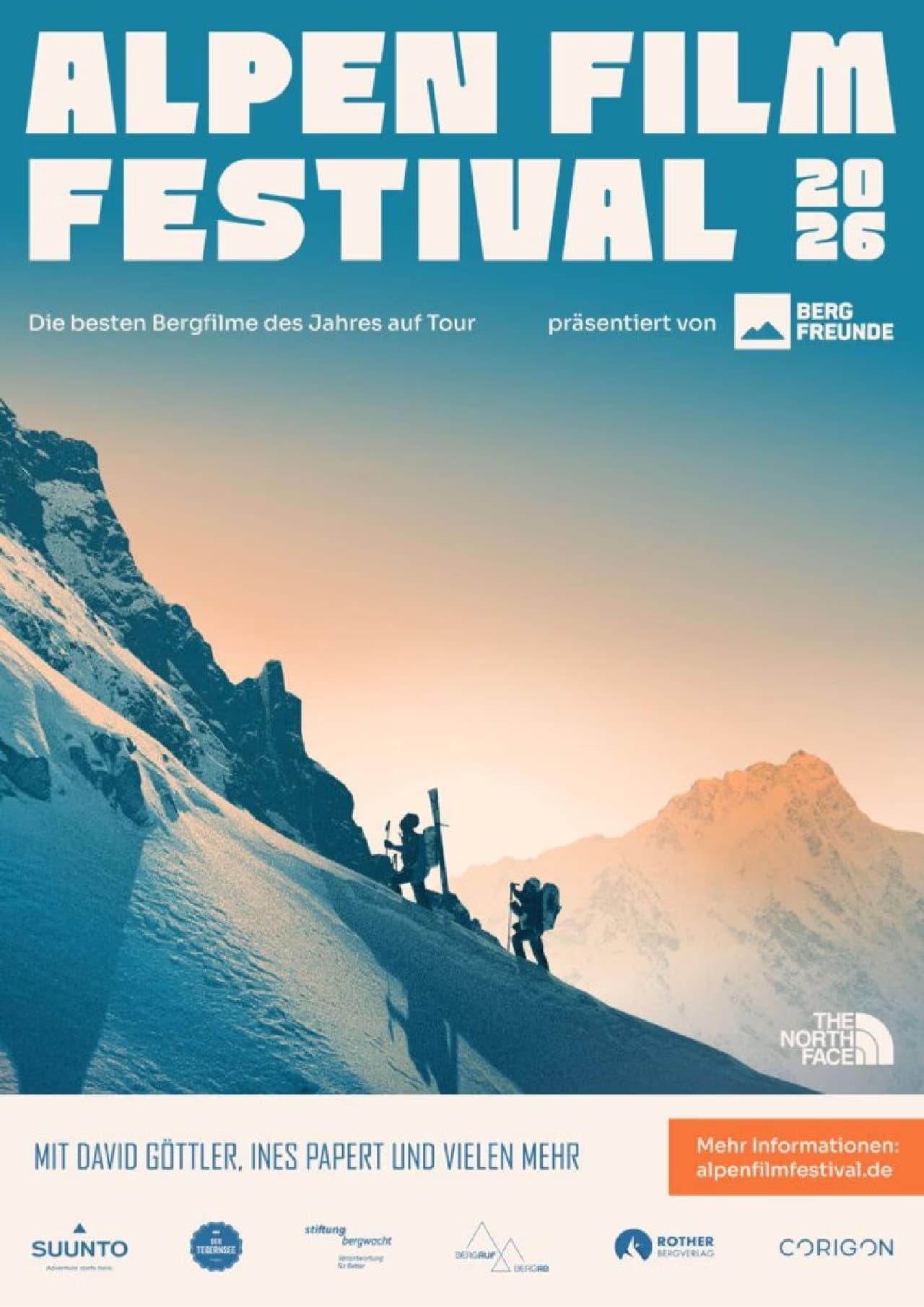 Zwei Bergsteiger steigen vor einer Abendhimmel-Kulisse für das Alpen Film Festival auf einen Grat.