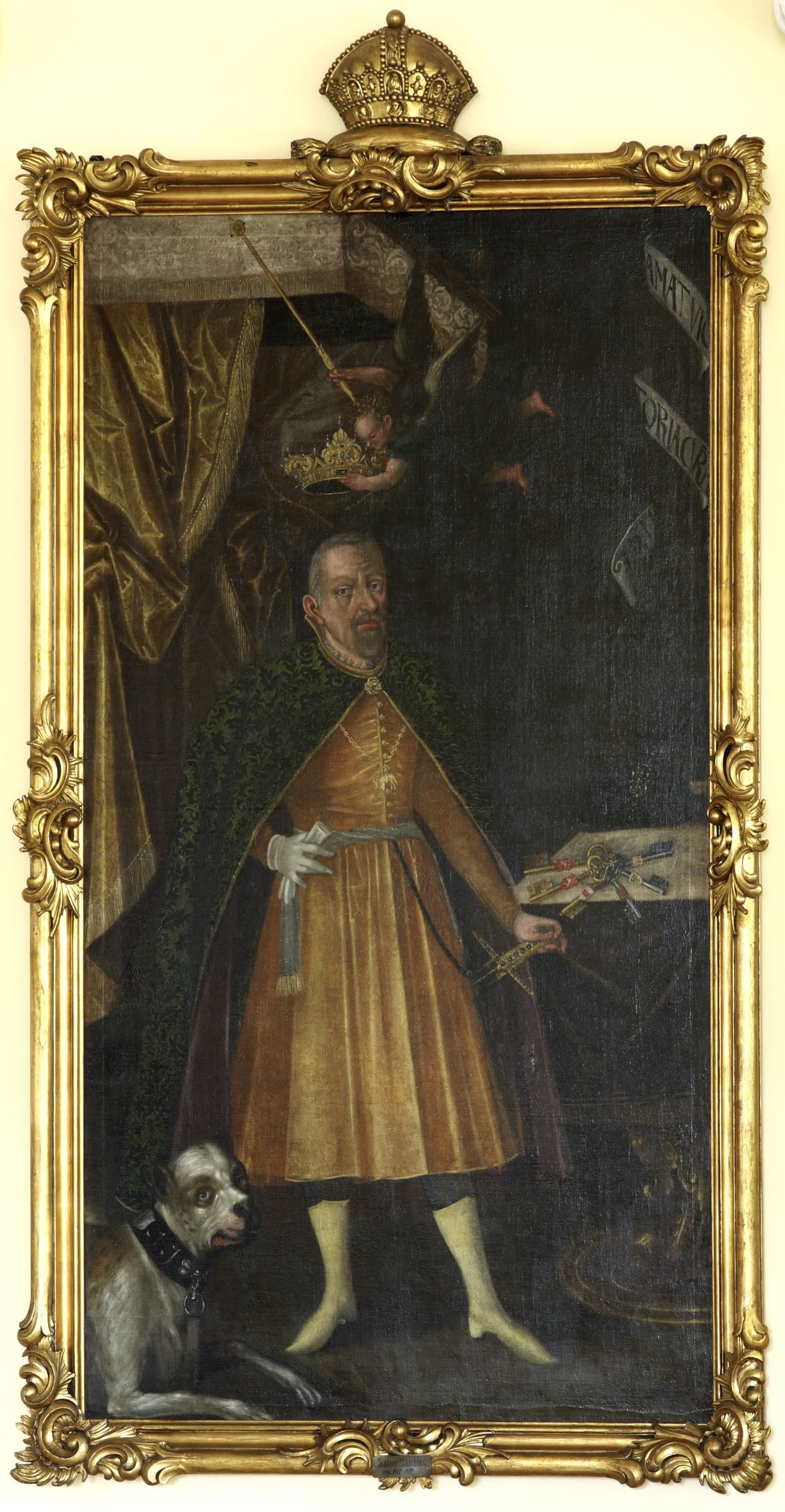 Historyczny portret olejny szlachcica w stroju dworskim z psem, umieszczony w ozdobnej złotej ramie.