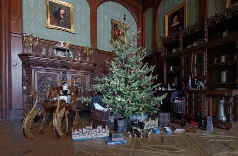 A walk through the Christmas castle