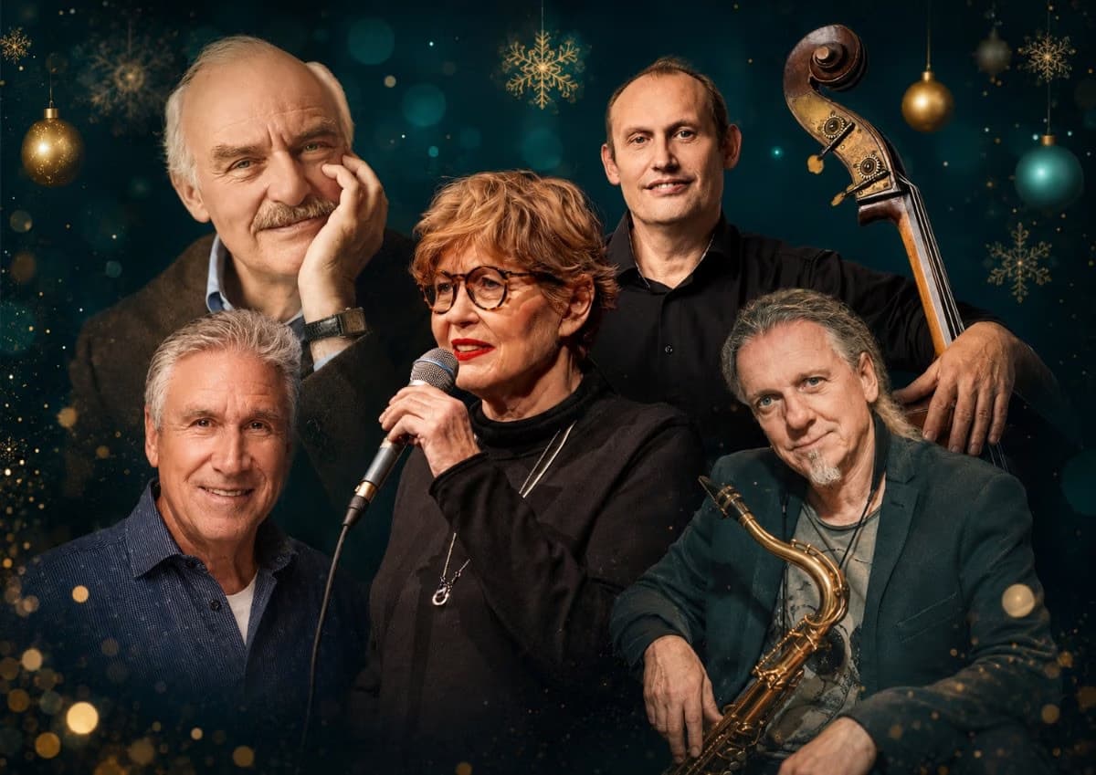 Fünf Jazzmusiker posieren vor einem dunklen, festlichen Hintergrund mit goldenen Verzierungen.