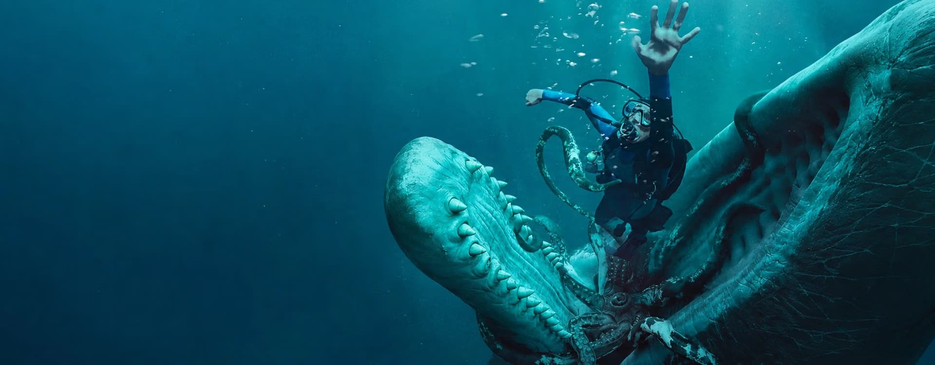 Ein Taucher schwimmt in tiefem, dunklem Ozeanwasser nahe einem riesigen prähistorischen Meereswesen.